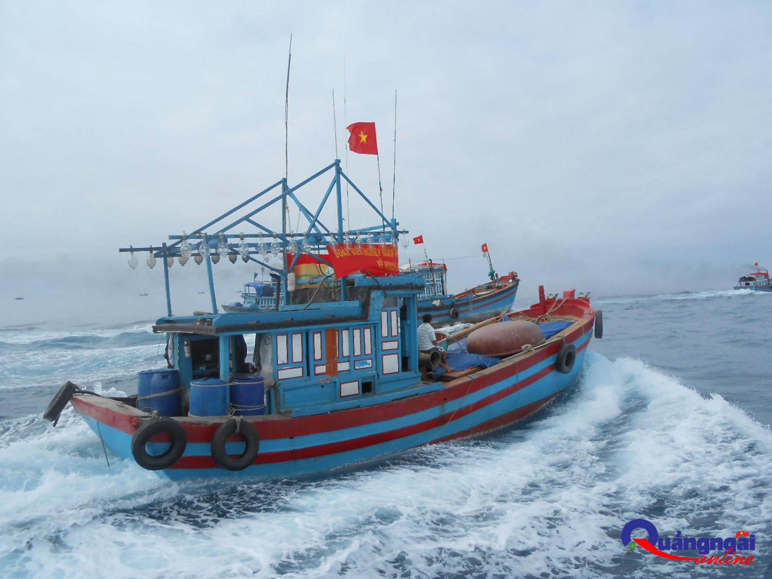 Kịp thời cứu nạn ngư dân tàu cá QNg 95339